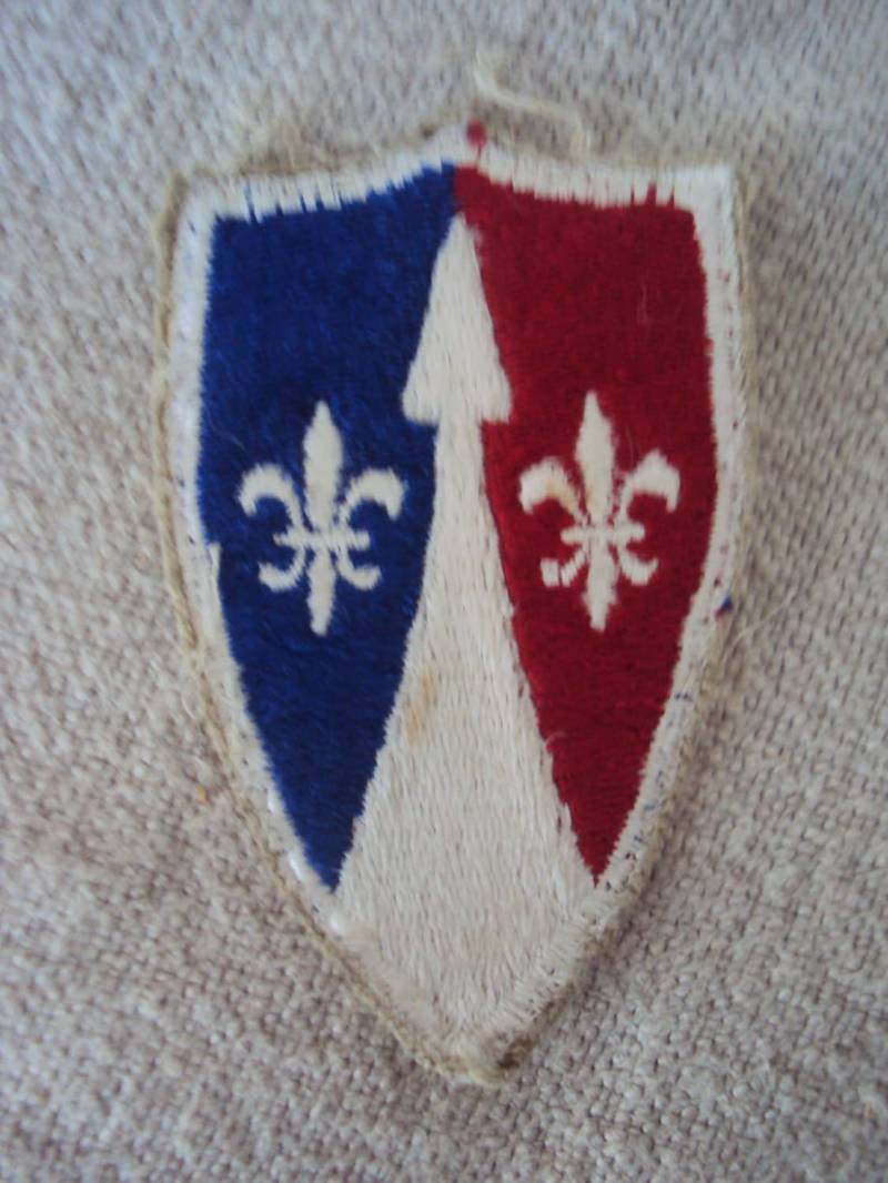 Jahrgang 1960 Doppel Fleur Feinkost Mit Rot Und Blau Auf Weiß Schild Geformt Patch Jahrgang 1960 Doppel Fleur Feinkost Mit Rot Und Blau Auf Weiß Schild Geformt Patch von twojs