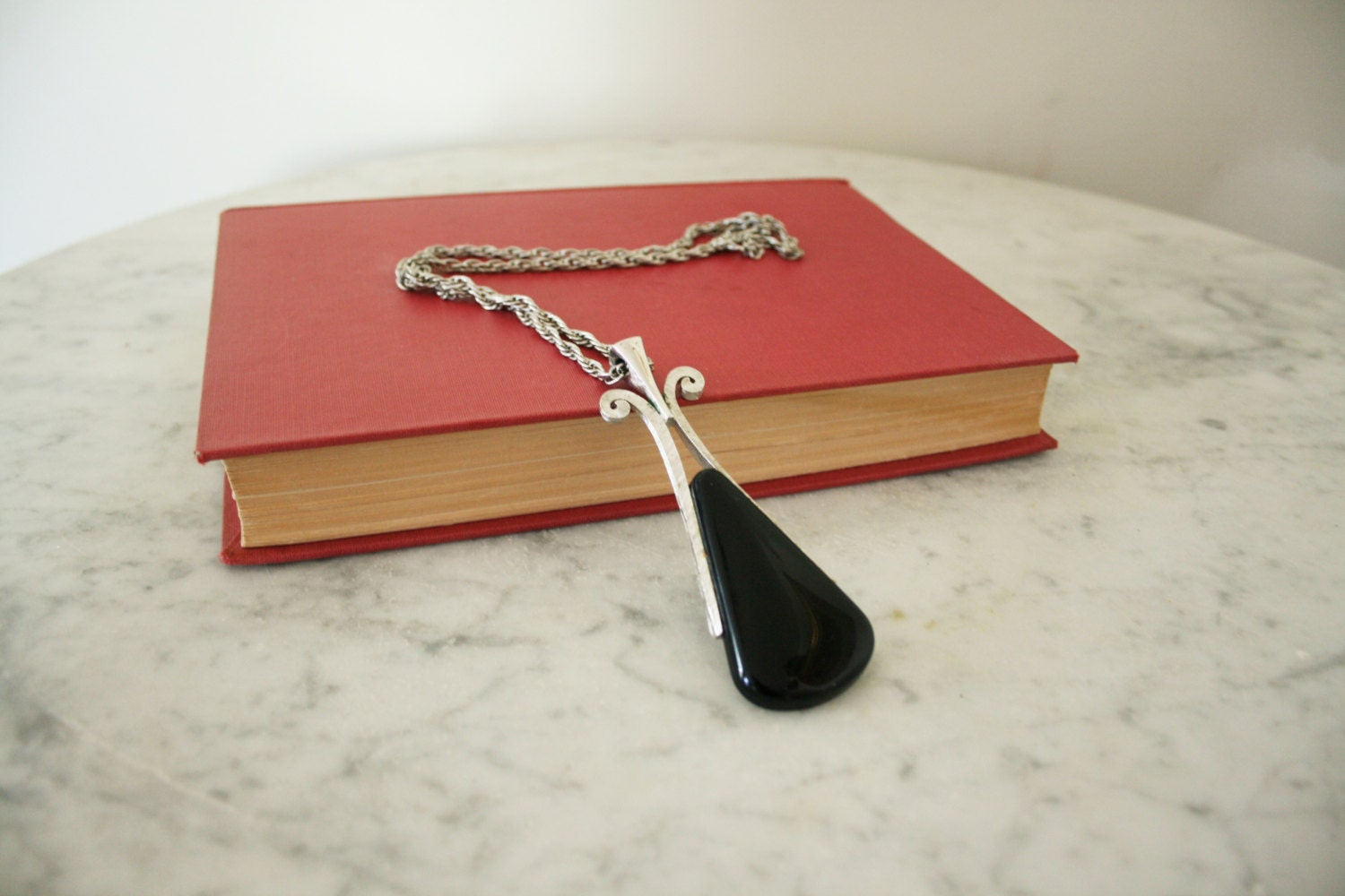 Vintage Faux Onyx Avon Anhänger Halskette Mod Boho Hippy Hippie Strukturierte Silber Getönte Kette 1974 Statement von twojs