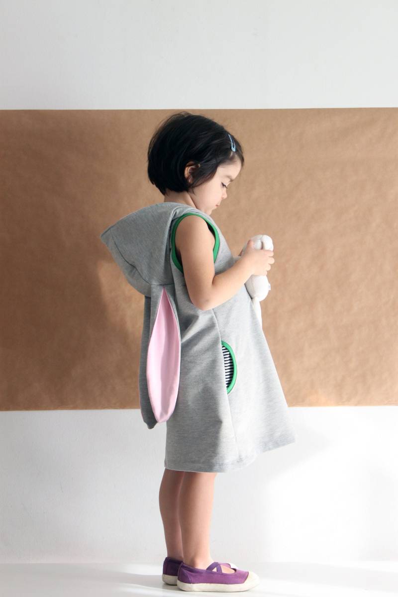 Mädchen Hasenohren Hoodie Kleid Kaninchenkostüm Aus Bio-Baumwollmischung Mädchen Hasenohren Hoodie Kleid Kaninchenkostüm Aus Bio-Baumwollmischung von twopointscouture