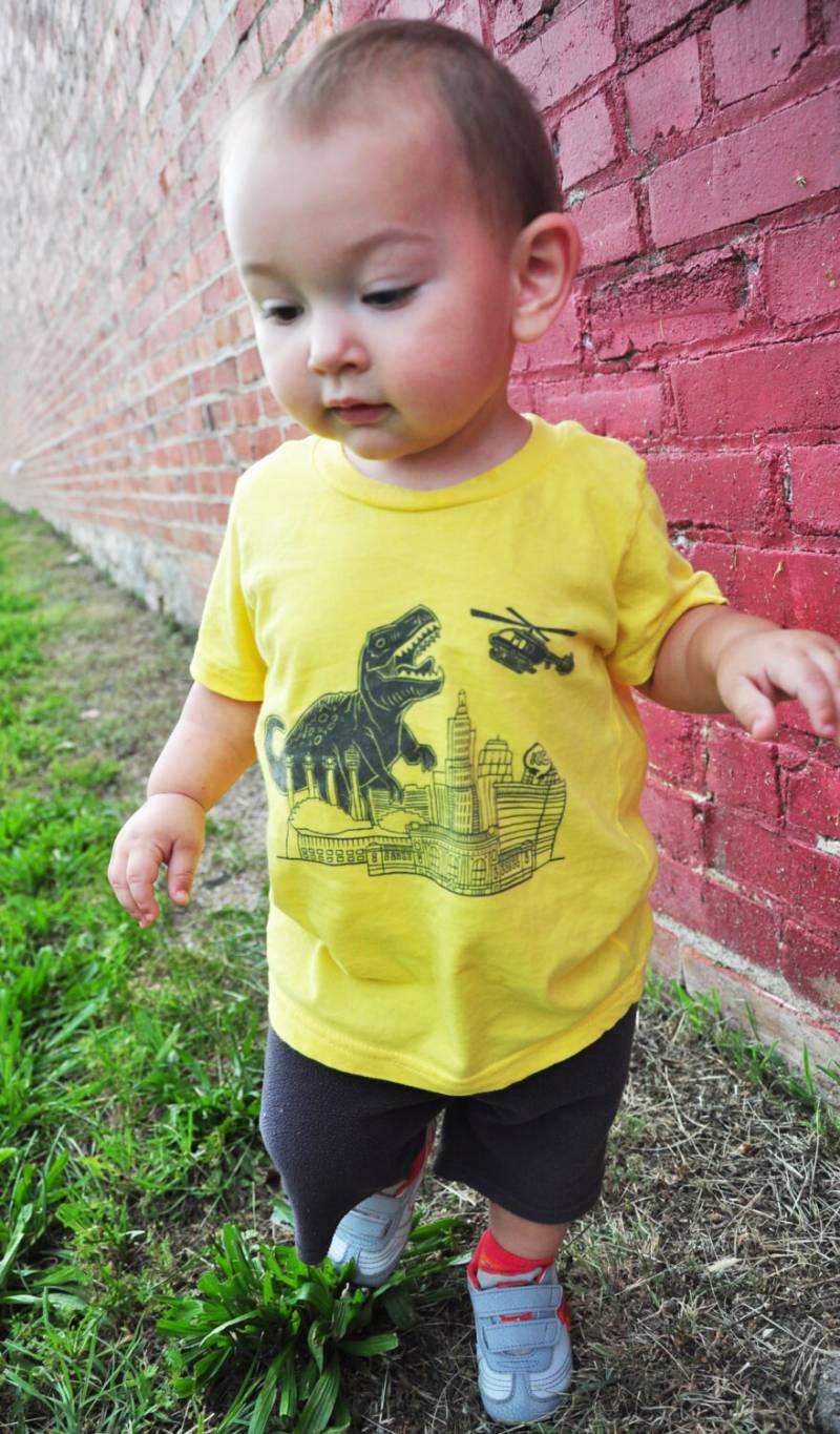 Kid Shirt, Kansas City, Dinosaurier, Skyline, T-Rex, Gelb, Grau von twotonepress