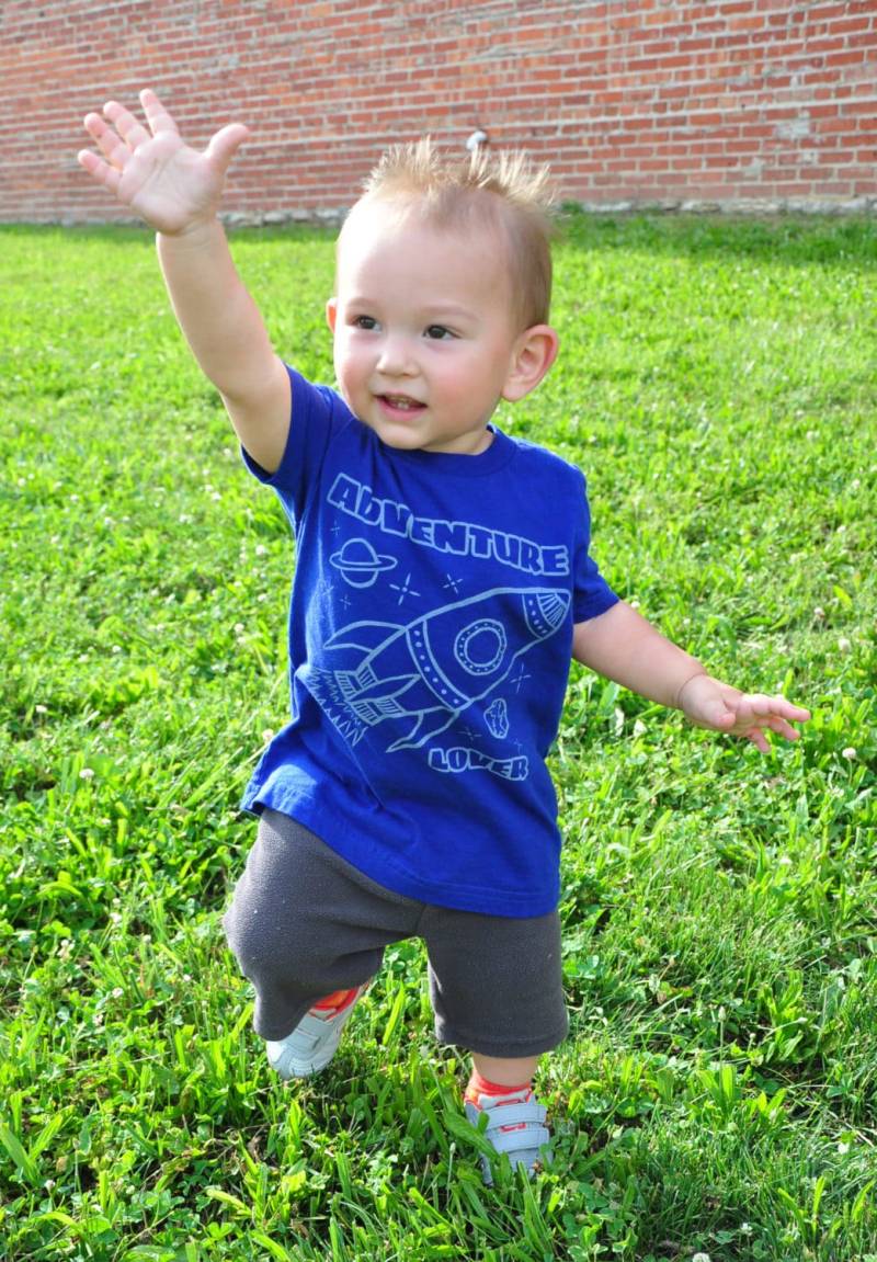 Kid Shirt, Weltraum, Rakete, Abenteuer, Planeten, Blau von twotonepress