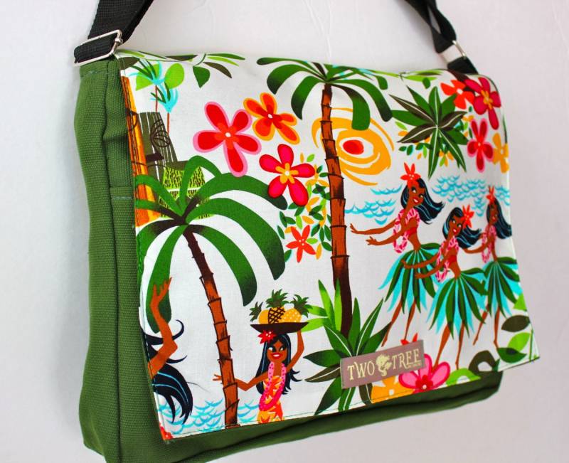 Green Leis Luaus Hawaiian Messenger Book Laptop Ipad Windeltasche von twotreedesigns