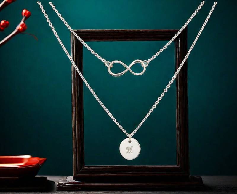 Doppellagige Unendlichkeitskette Mit Benutzerdefiniertem Charme, Gestempelte Initiale Benutzerdefinierter Schriftart, Geschenk Zum Muttertag von tydesign