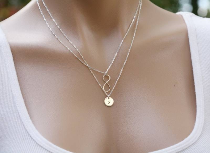 Doppelte Infinity Layered Sterling Silber Collier Mit Anfänglichen Charme, Seitwärts, Initial Halskette, Freundschaft, Personalisierte Initiale von tydesign