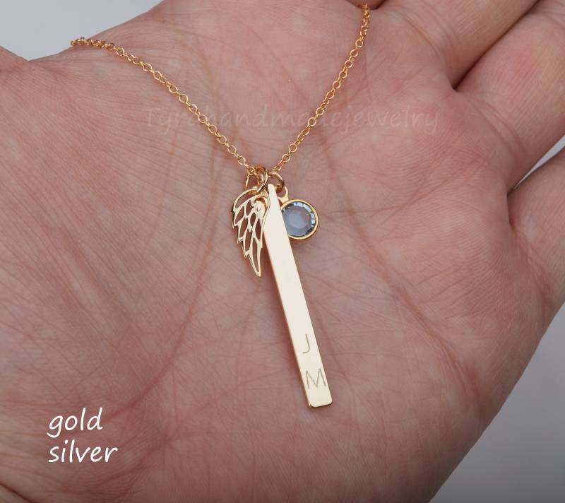 Gedenk Engel Flügel Vertikal Bar Halskette, Gravierte Halskette, Name Datum Koordinaten Bar, Erinnerung Geburtsstein Geschenk, Personalisierte von tydesign