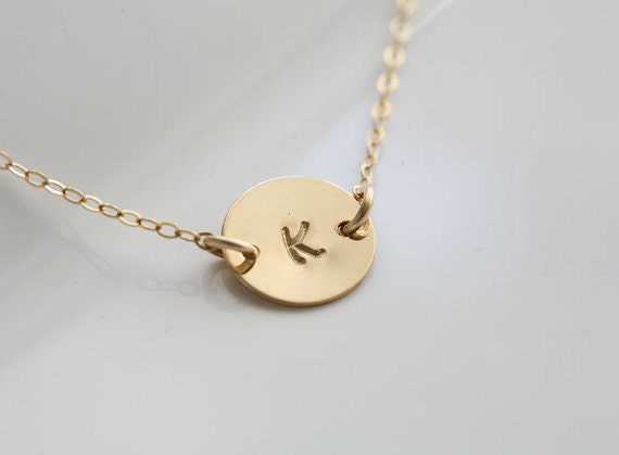 Handgestempelte Anfangsstecker-Halskette Mit Schriftartwahl, Personalisierter Anfangsscheibenanhänger, Beste Freundin Geburtstagsgeschenk von tydesign