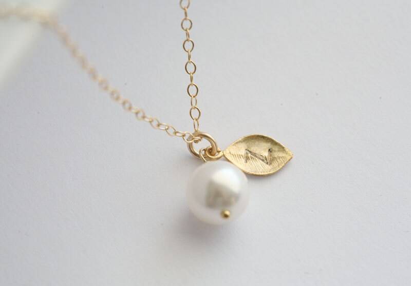 Personalisierte Blatt Hochzeit Schmuck, Initial Perle Halskette, Benutzerdefinierte Monogramm, Gold Brautjungfer Geschenk, Graduierung Beste Freundin von tydesign