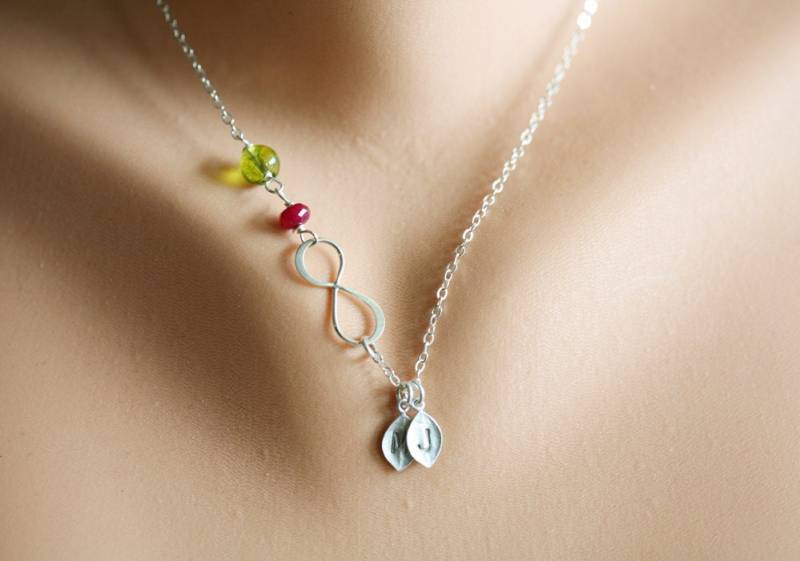 Personalisierte Infinity Kette, Blatt Initial Halskette, Benutzerdefinierte Geburtsstein, Hand Gestempelt Monogramm Blatt, Seitlich Unendlichkeit von tydesign