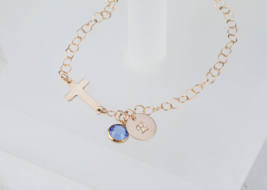 Seitliches Kreuz Armband, Anfangsarmband, Benutzerdefinierter Geburtsstein, Handgestempeltes Monogramm, Schriftartwahl, Patenmutter Geschenk von tydesign