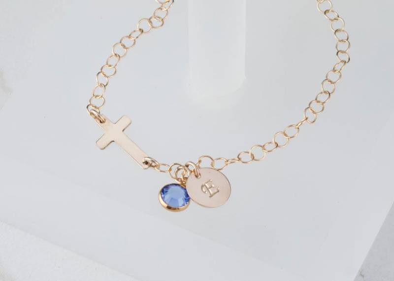 Seitliches Kreuz Armband, Anfangsarmband, Benutzerdefinierter Geburtsstein, Handgestempeltes Monogramm, Schriftartwahl, Patenmutter Geschenk von tydesign