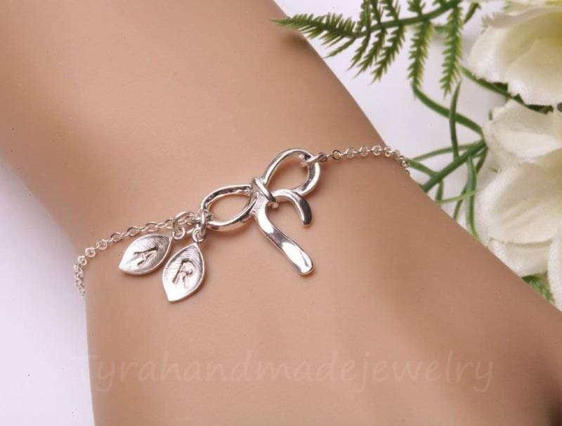 Unendlich Bogen Armband Mit Initial Charms, Personalisierte Armband, Knoten Paar Monogramme, Braut Hochzeit Schmuck von tydesign