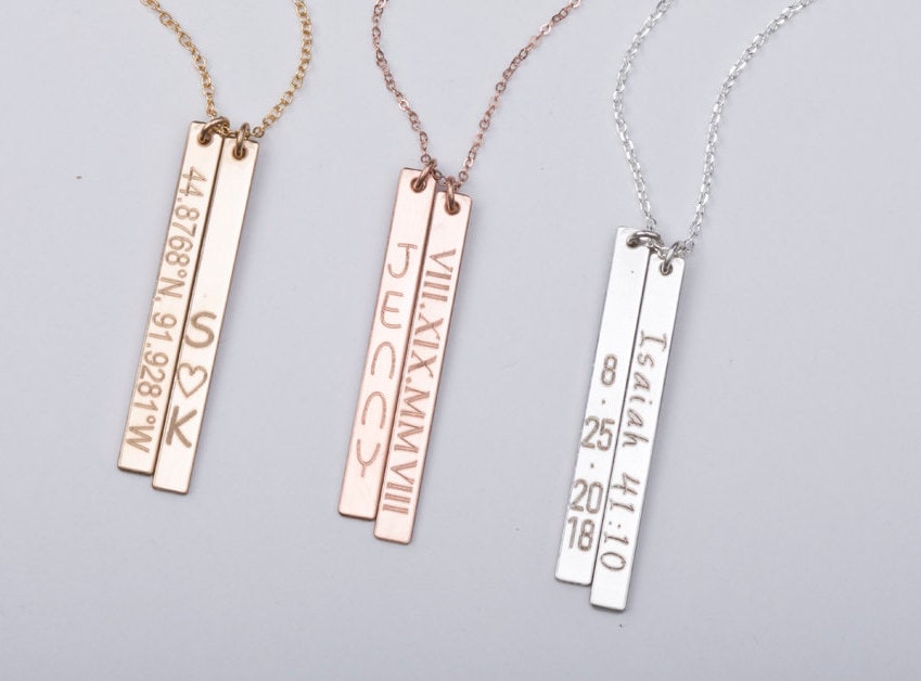 Vertikale Stangenkette, Lange Geschichtete Halskette, Gravierte Koordinaten, Monogramm-Bar, Volle Namenskette von tydesign