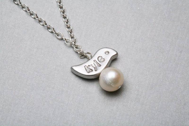 Vogel Erste Halskette, Hand Gestempelt Namen Perlenkette, Mutter Schmuck, Eltern Initial, Oma Geschenk, Brautjungfer Geschenke, Hochzeitsschmuck von tydesign