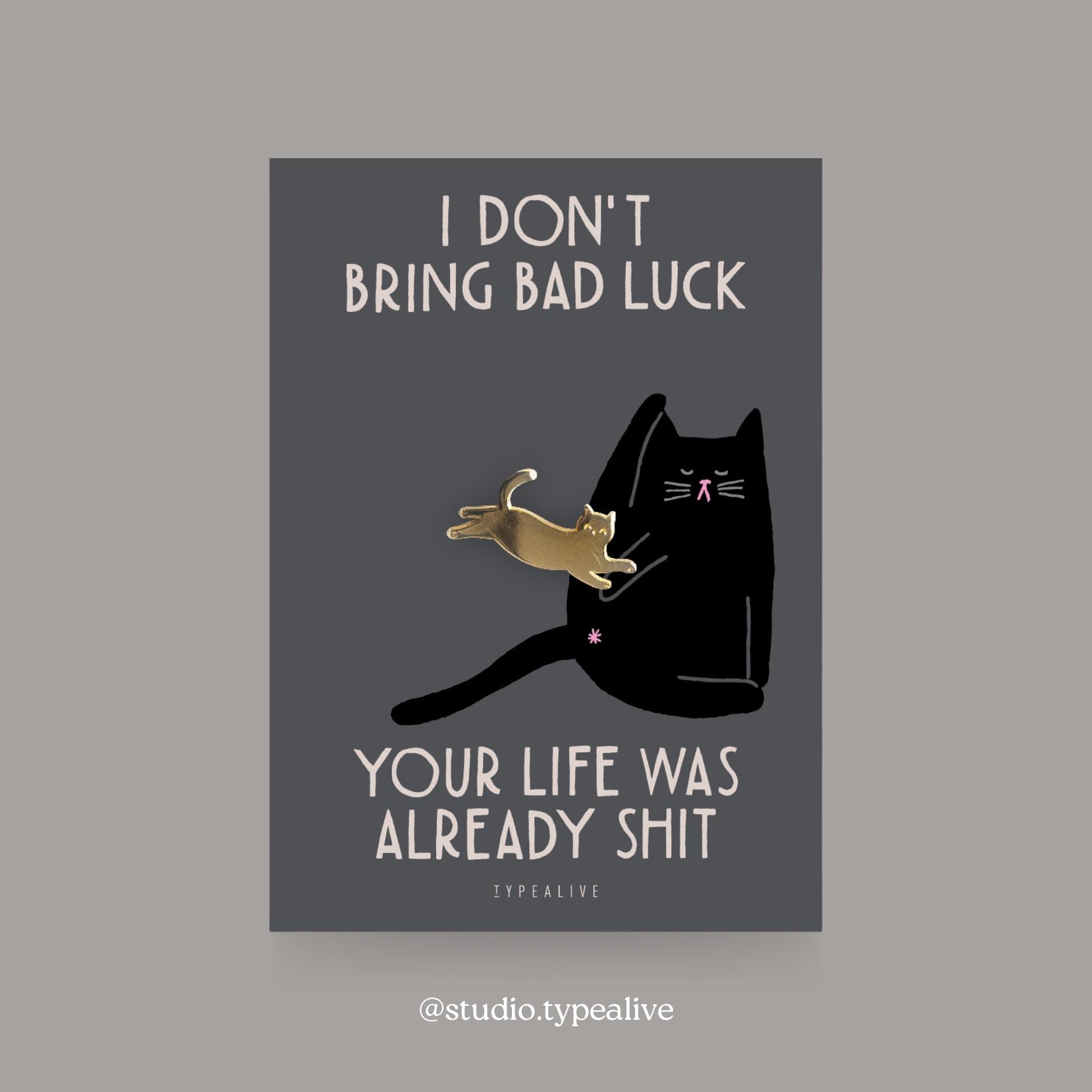 Anstecker/Bad Luck Katzen-Pin Aus Messing Inkl. Karte Und Witzigem Spruch, Als Glücksbringer, Weihnachtsgeschenk Oder Zum Geburtstag Anstecker/Bad Luck Katzen-Pin Aus Messing Inkl. Karte Und Witzigem Spruch, Als Glücksbringer, Weihnachtsgeschenk Oder Zum Geburtstag von typealive