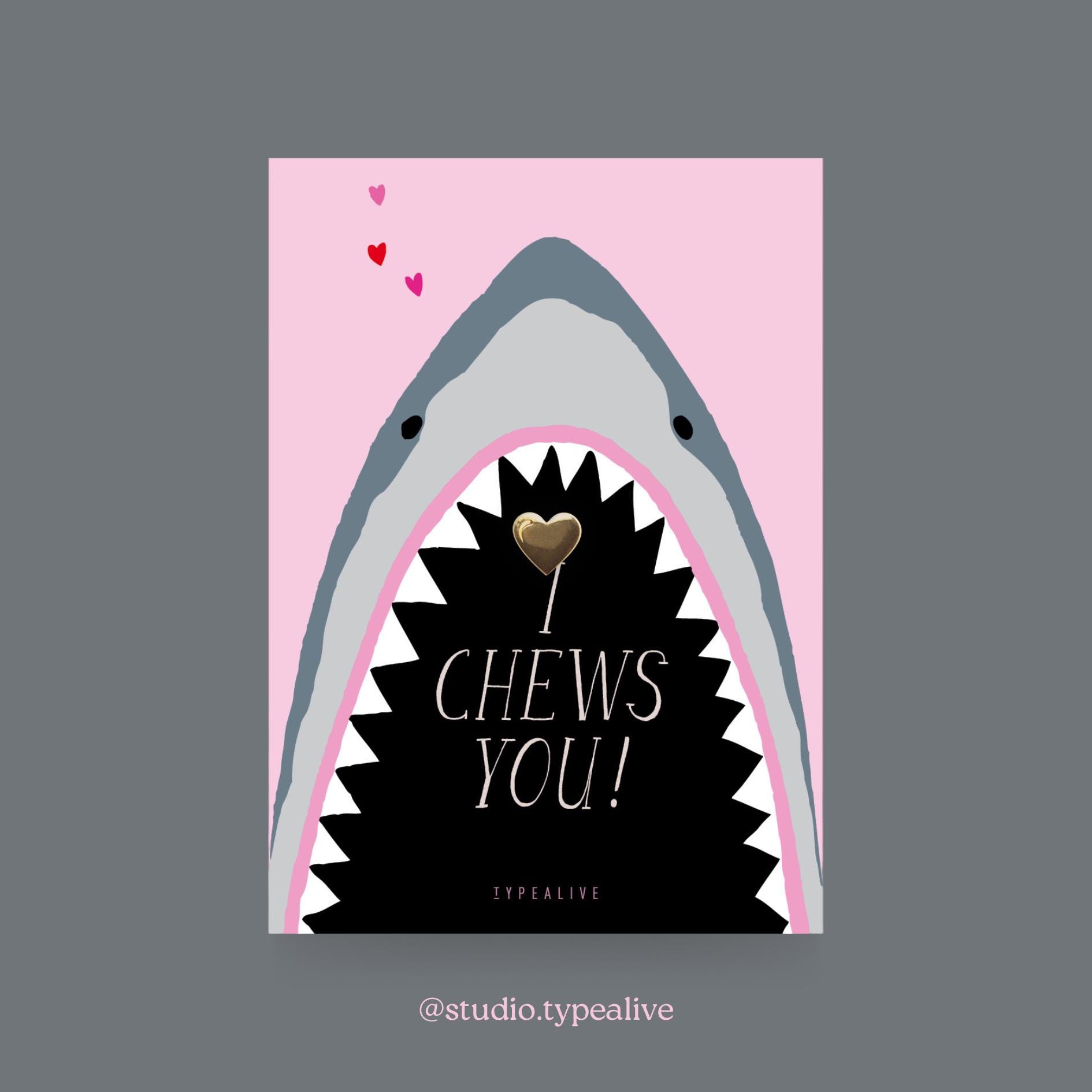 Anstecker/Chews You Herz-Pin Aus Messing, Karte Mit Hai Und Witzigem Spruch, Als Glücksbringer, Zu Weihnachten Oder Geburtstagsgeschenk Anstecker/Chews You Herz-Pin Aus Messing, Karte Mit Hai Und Witzigem Spruch, Als Glücksbringer, Zu Weihnachten Oder Geburtstagsgeschenk von typealive