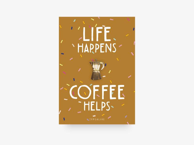 Anstecker/Life Happens Pin Aus Messing Mit Kaffeekanne Inkl. Karte Und Spruch, Als Glücksbringer, Weihnachtsgeschenk Oder Geburtstag von typealive