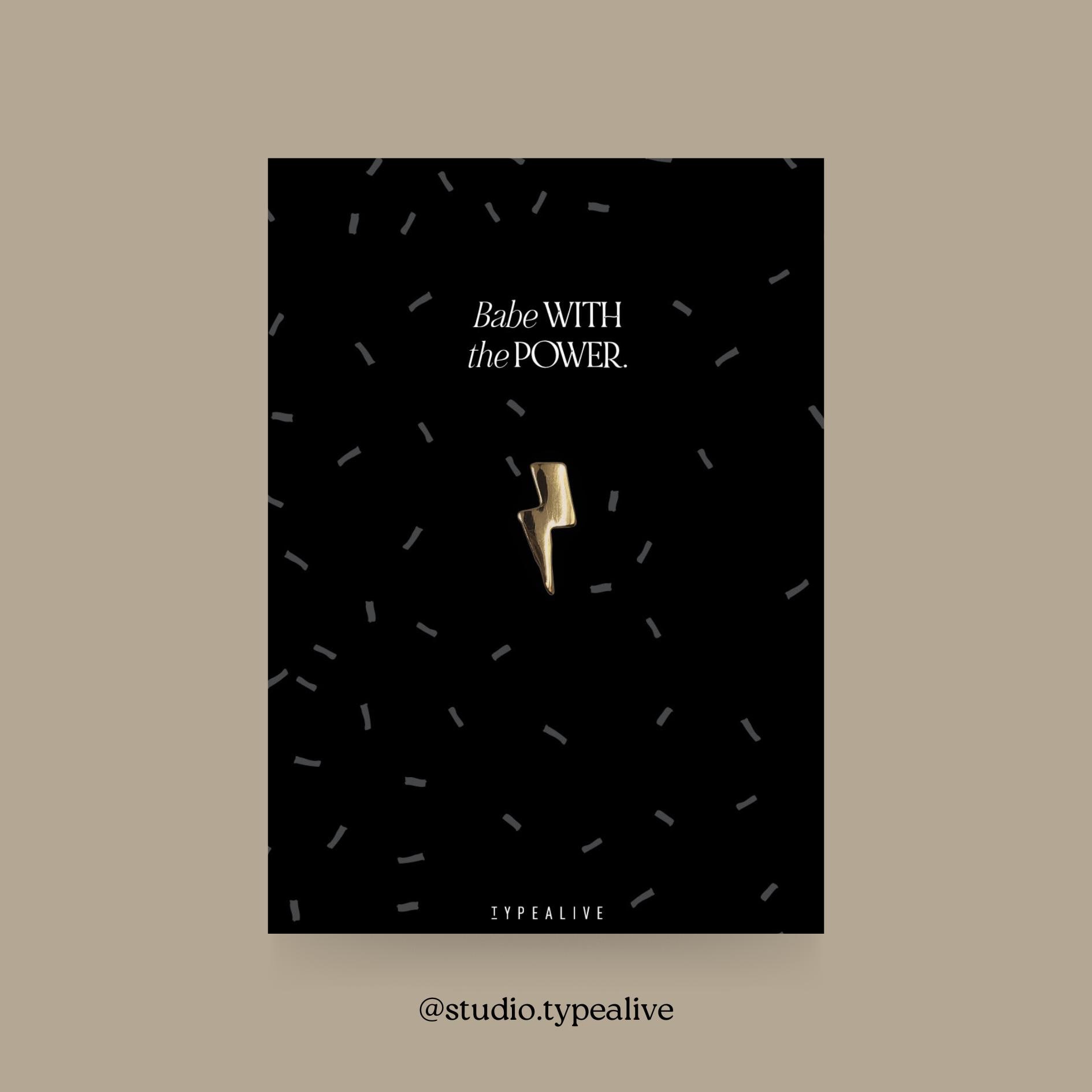 Anstecker/Solid "Babe With Power" Pin Aus Messing Mit Blitz Inkl. Karte Und Spruch, Als Glücksbringer, Weihnachtsgeschenk Anstecker/Solid "Babe With Power" Pin Aus Messing Mit Blitz Inkl. Karte Und Spruch, Als Glücksbringer, Weihnachtsgeschenk von typealive
