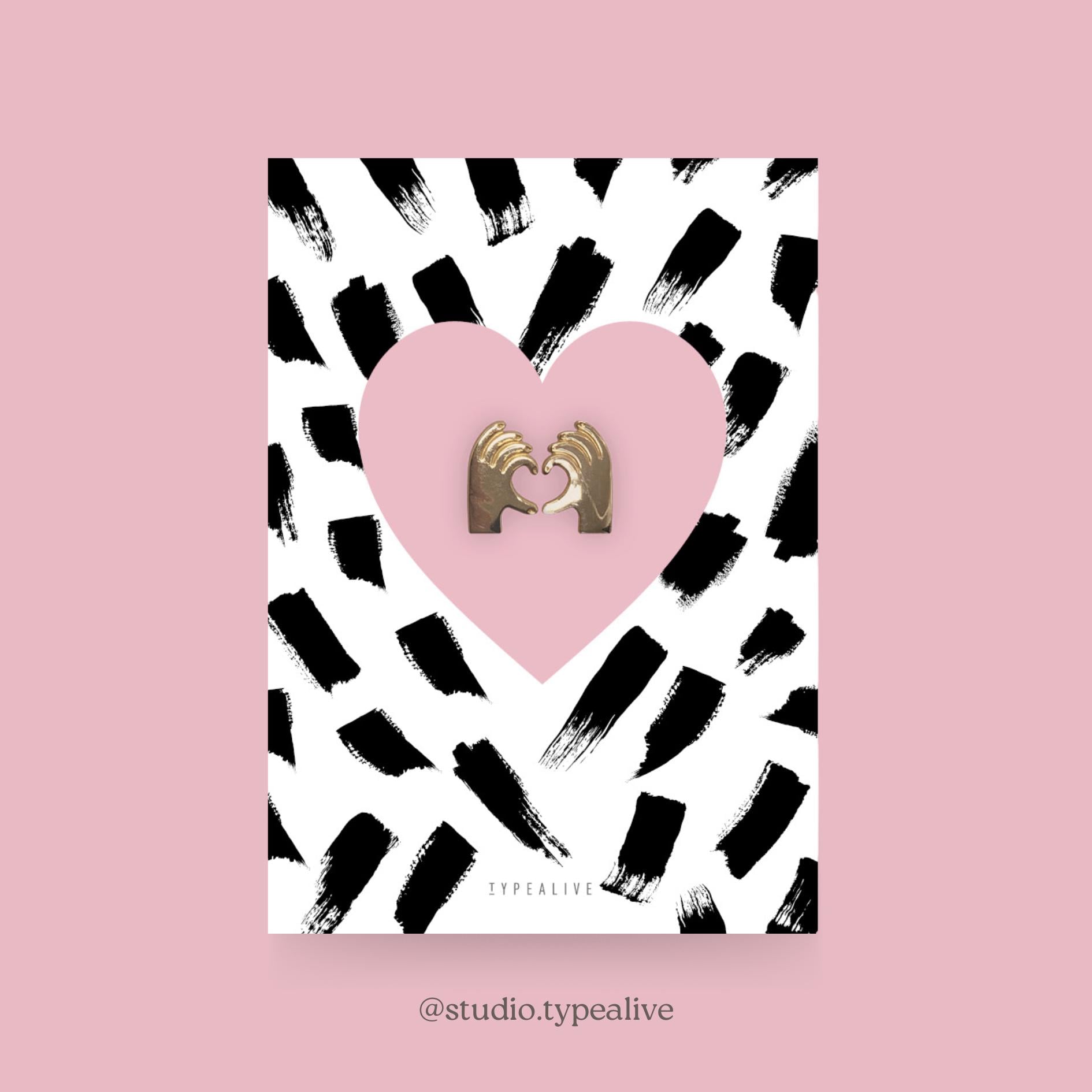 Anstecker-Set/Heart You Pins Aus Messing Mit "Heart You"-Geste Inkl. Karte Und Spruch, Als Glücksbringer, Weihnachtsgeschenk Anstecker-Set/Heart You Pins Aus Messing Mit "Heart You"-Geste Inkl. Karte Und Spruch, Als Glücksbringer, Weihnachtsgeschenk von typealive