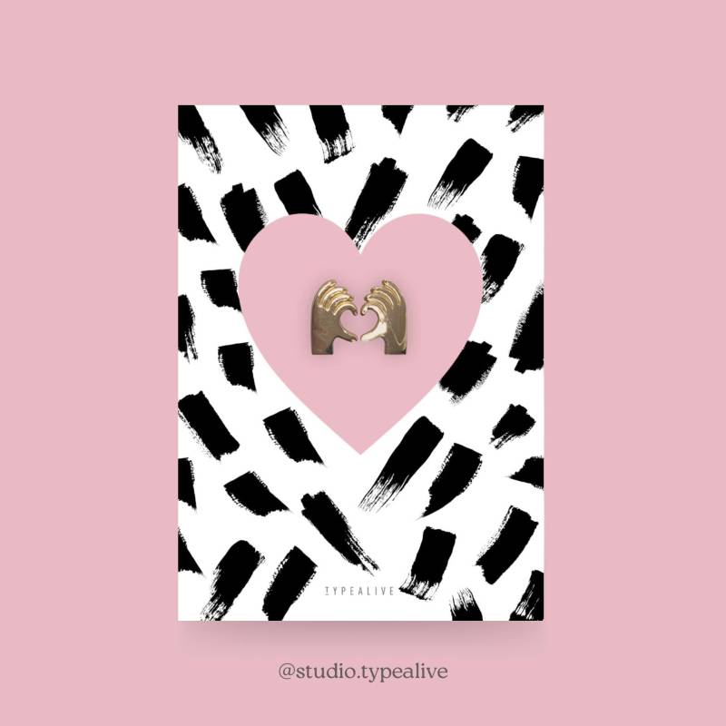 Anstecker-Set/Heart You Pins Aus Messing Mit "Heart You"-Geste Inkl. Karte Und Spruch, Als Glücksbringer, Weihnachtsgeschenk Anstecker-Set/Heart You Pins Aus Messing Mit "Heart You"-Geste Inkl. Karte Und Spruch, Als Glücksbringer, Weihnachtsgeschenk von typealive