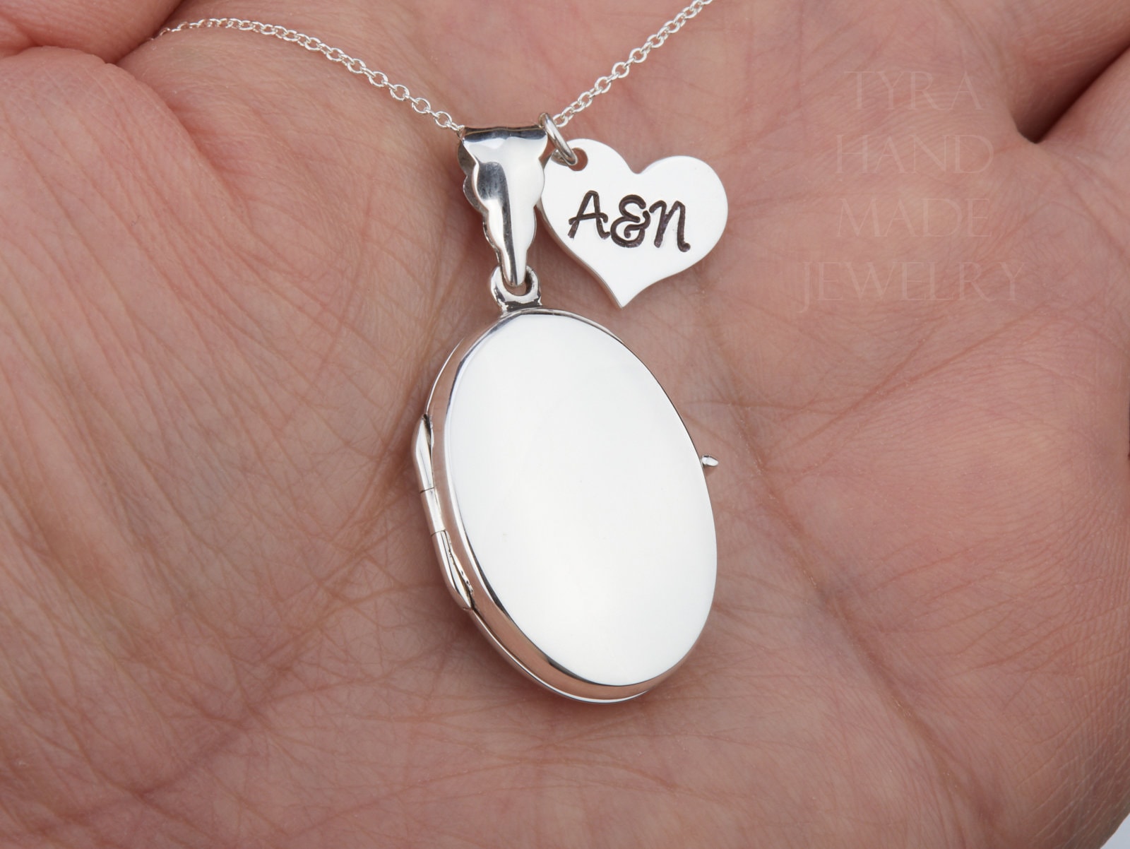925 Silber Medaillon Halskette Mit Monogramm Herz, Valentinstag Geschenk, Muttertag Geschenk 925 Silber Medaillon Halskette Mit Monogramm Herz, Valentinstag Geschenk, Muttertag Geschenk von tyrahandmadejewelry