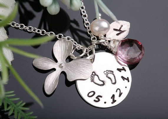 Baby Füße Initial Halskette, Geburtsdatum, Orchidee, Sterling Silber von tyrahandmadejewelry