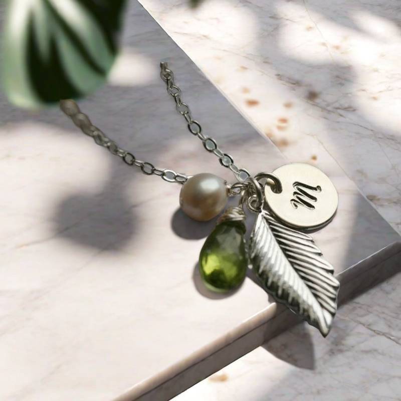 Benutzerdefinierte Monogramm Halskette, Silber Feder Personalisierte Initiale, Benutzerdefinierte Schrift Geburtsstein, Hochzeitsschmuck, Herbst von tyrahandmadejewelry