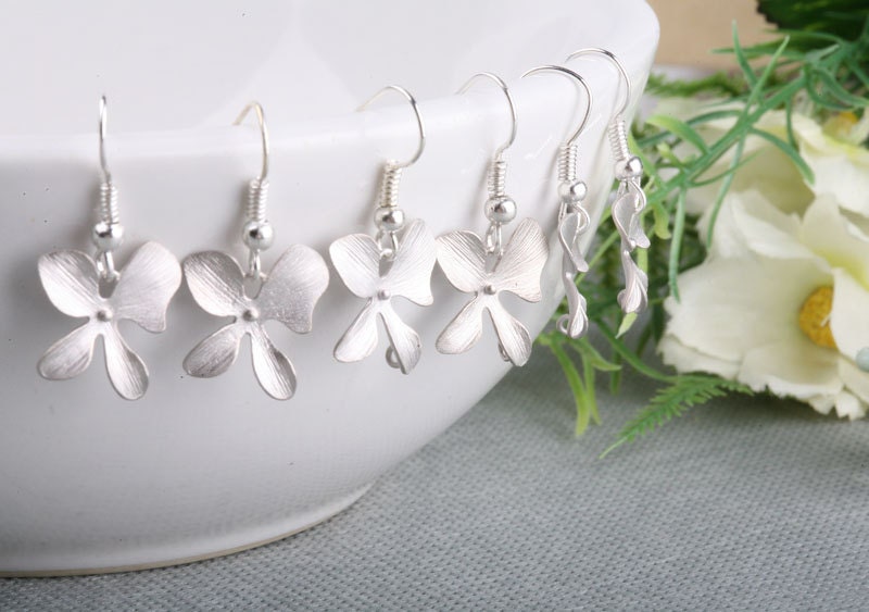 Brautjungfer Ohrringe, Orchidee Blumenohrringe, Silber Oder Gold, Zierliche Design, Hochzeit Schmucksachegeschenk, Blumenmädchen Ohrringe Brautjungfer Ohrringe, Orchidee Blumenohrringe, Silber Oder Gold, Zierliche Design, Hochzeit Schmucksachegeschenk, Blumenmädchen Ohrringe von tyrahandmadejewelry