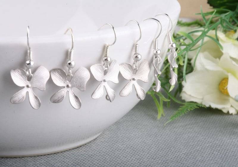 Brautjungfer Ohrringe, Orchidee Blumenohrringe, Silber Oder Gold, Zierliche Design, Hochzeit Schmucksachegeschenk, Blumenmädchen Ohrringe von tyrahandmadejewelry
