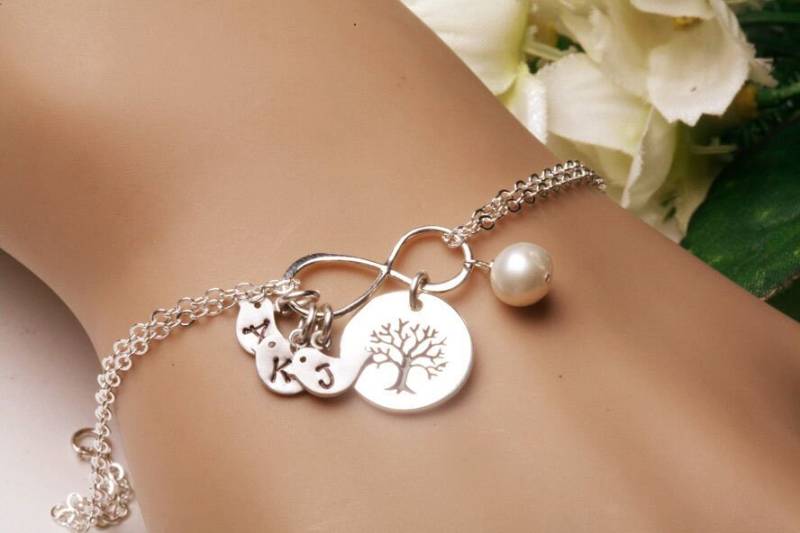Personalisiertes Infinity Armband Mit Stammbaum Und Initial Vogel Charms, Sterling Silber von tyrahandmadejewelry