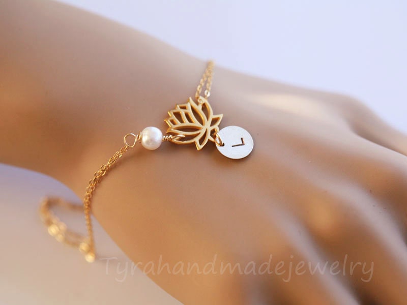 Gold Lotus Armband, Anfang Blumenschmuck, Benutzerdefinierte Schrift Monogramm, Geburtsstein, Brautjungfer Geschenk, Hochzeit Schmuck Geschenk Gold Lotus Armband, Anfang Blumenschmuck, Benutzerdefinierte Schrift Monogramm, Geburtsstein, Brautjungfer Geschenk, Hochzeit Schmuck Geschenk von tyrahandmadejewelry