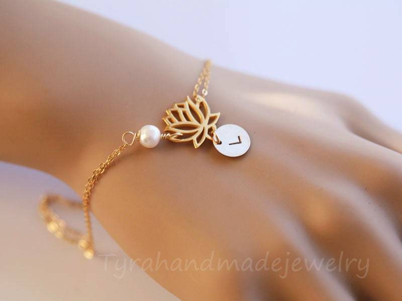 Gold Lotus Armband, Anfang Blumenschmuck, Benutzerdefinierte Schrift Monogramm, Geburtsstein, Brautjungfer Geschenk, Hochzeit Schmuck Geschenk von tyrahandmadejewelry