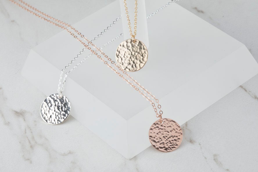 Große Gehämmert Disc Halskette, Dot Scheibe, Strukturierter Gold Großer Runder Tag Große Gehämmert Disc Halskette, Dot Scheibe, Strukturierter Gold Großer Runder Tag von tyrahandmadejewelry