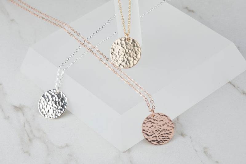 Große Gehämmert Disc Halskette, Dot Scheibe, Strukturierter Gold Großer Runder Tag von tyrahandmadejewelry