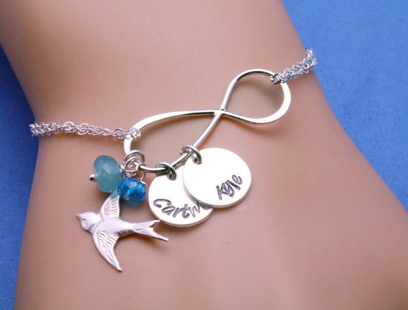 Großes Infinity Armband Mit Individuell Gestempelten Namensscheiben, Geburtsstein, Mutterarmband, Nana Oma Geschenk von tyrahandmadejewelry
