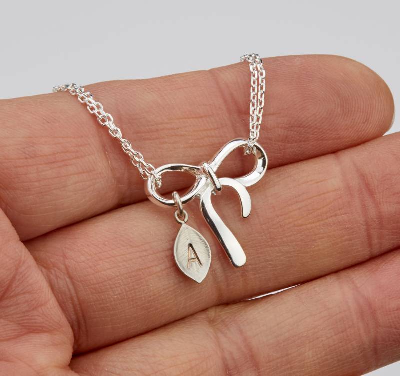 Infinity Bow Armband Mit Initialisiertem Federcharme, Blatt-Initialarmband, Personalisiertes Knotenarmband, Brauthochzeitsgeschenk, Binden Sie Ein von tyrahandmadejewelry