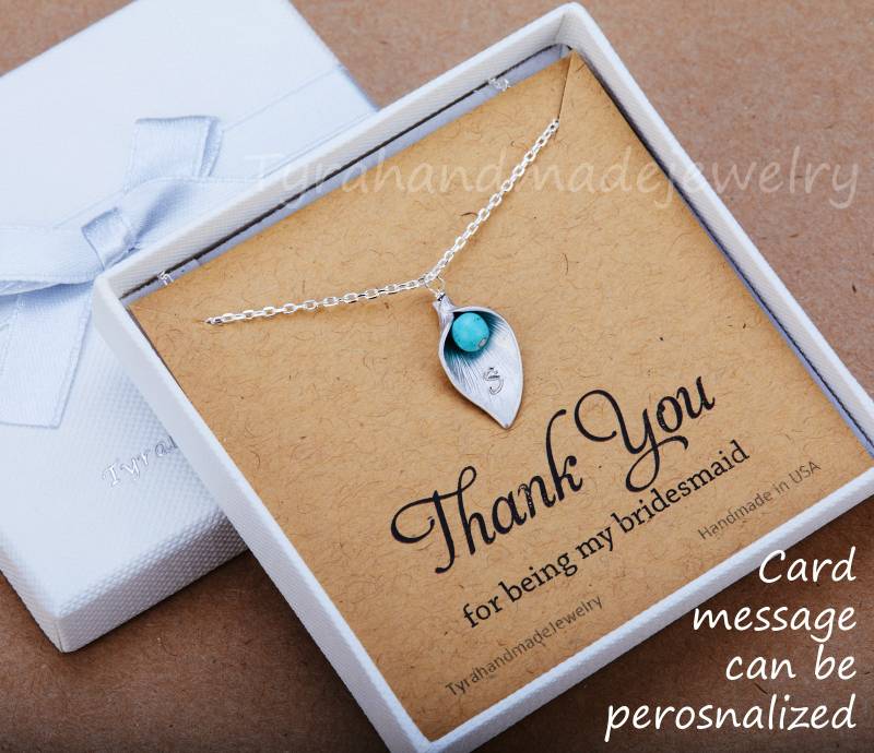 Initialed Calla Lily Halskette, Monogramm Birthstone Hand Gestempelt Initial, Hochzeitsschmuck, Brautjungfer Geschenk, Blumenmädchen Geschenk von tyrahandmadejewelry