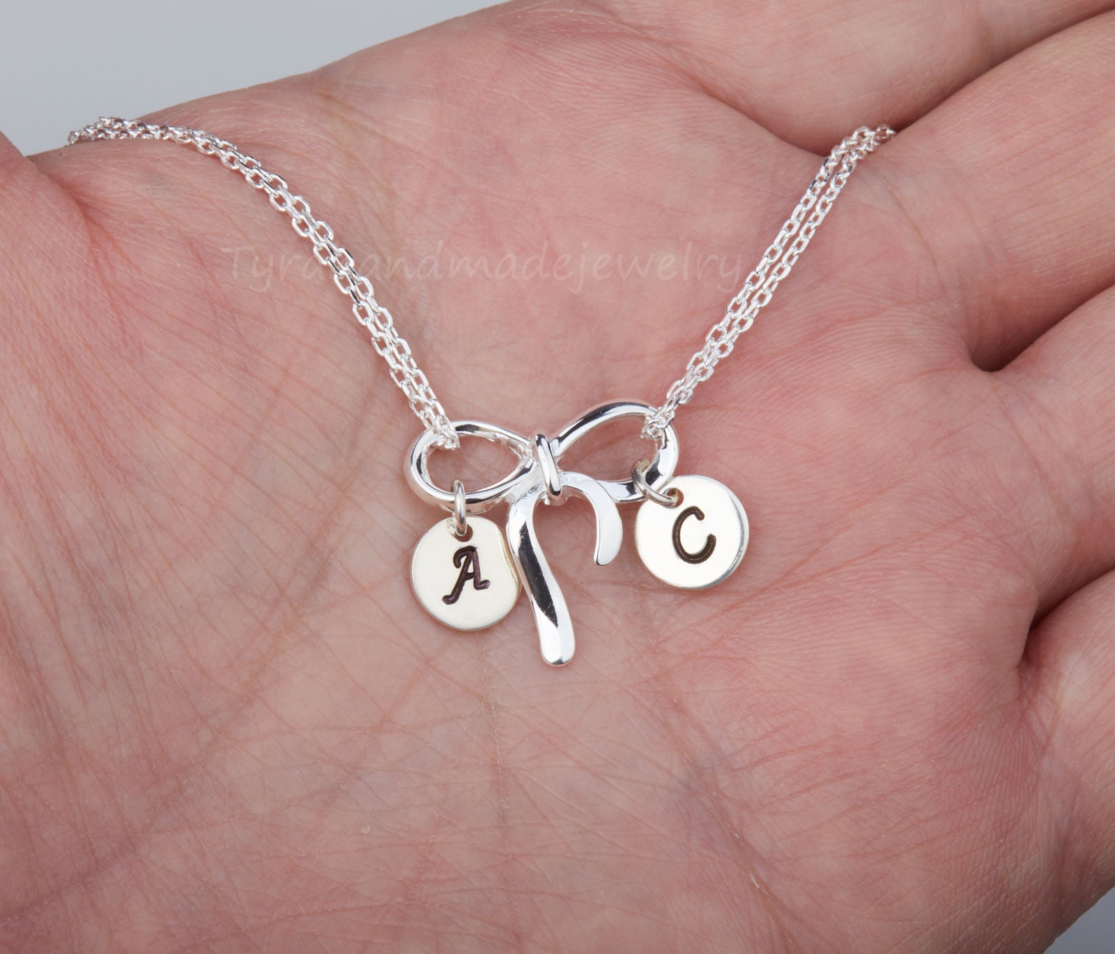 Knoten Erste Armband, Unendlichkeit Bogen Gestempelt, Benutzerdefinierte Schriftart, Personalisierte Schmuck Note, Paar Initialen, Braut Knoten Erste Armband, Unendlichkeit Bogen Gestempelt, Benutzerdefinierte Schriftart, Personalisierte Schmuck Note, Paar Initialen, Braut von tyrahandmadejewelry