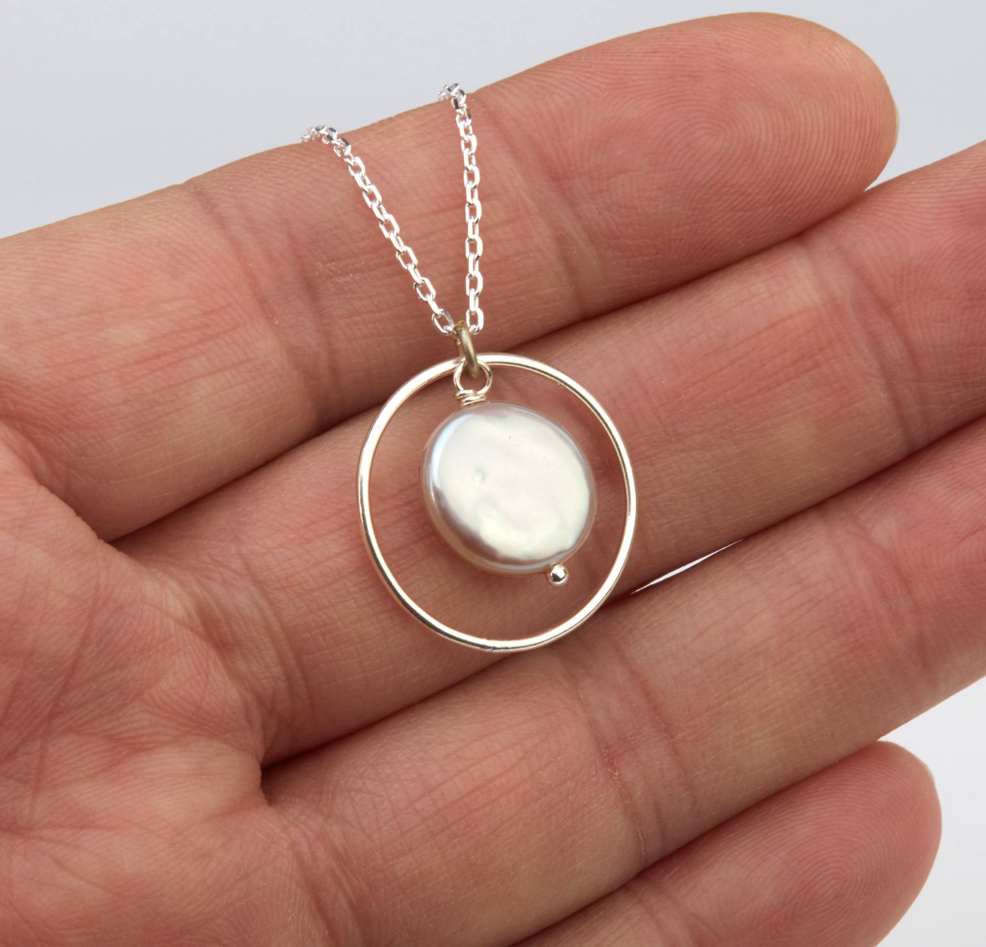 Kreis Halskette, Münze Perlen Brautjungfer Geschenk, Muttertagsgeschenk, Jahrestag Beste Freundin Karma Juni Geburtstagsgeschenk Kreis Halskette, Münze Perlen Brautjungfer Geschenk, Muttertagsgeschenk, Jahrestag Beste Freundin Karma Juni Geburtstagsgeschenk von tyrahandmadejewelry