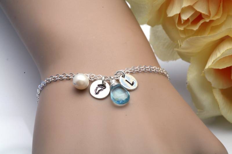 Personalisierte Baby-Dusche-Armband, Benutzerdefinierte Erste Geburtsstein, Von Hand Gestempelt Monogramm, Baby Füße, Neue Mutter Geschenk von tyrahandmadejewelry