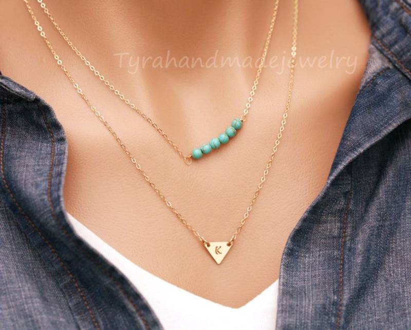 Personalisierte Doppelte Schicht Initial Halskette, Bar Perlenkette, Dreieck-Monogramm-Schmuck, Hand Gestempelt, Benutzerdefinierte Schriftart Personalisierte Doppelte Schicht Initial Halskette, Bar Perlenkette, Dreieck-Monogramm-Schmuck, Hand Gestempelt, Benutzerdefinierte Schriftart von tyrahandmadejewelry