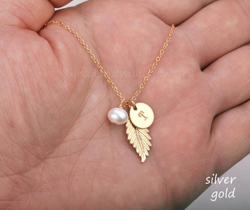 Personalisierte Feder Und Erste Charme Halskette, Handgestempelt Benutzerdefinierte Schriftart Stempel, Herbst Hochzeit Party Geschenk, Brautjungfer Personalisierte Feder Und Erste Charme Halskette, Handgestempelt Benutzerdefinierte Schriftart Stempel, Herbst Hochzeit Party Geschenk, Brautjungfer von tyrahandmadejewelry