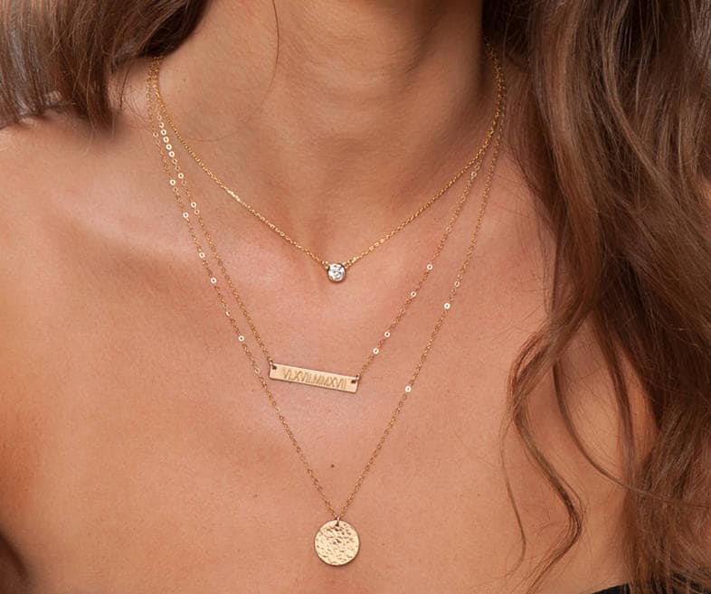 Personalisierte Geschichteten Schmuck, Cz-Diamant-Meterware, Eingravierten Namen Bar Halskette, Datum Bar, Koordinaten Gehämmert Scheibe, Silber von tyrahandmadejewelry