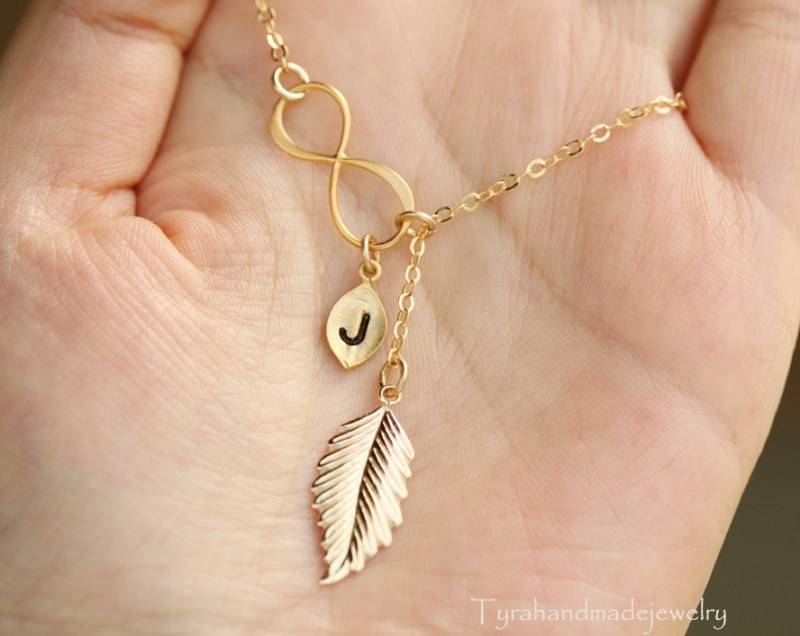 Personalisierte Infinity Feder Halskette, Blatt, Monogrammhalskette, Unendlichkeit Lasso Brautjungferngeschenk, Mutter Geschenk von tyrahandmadejewelry