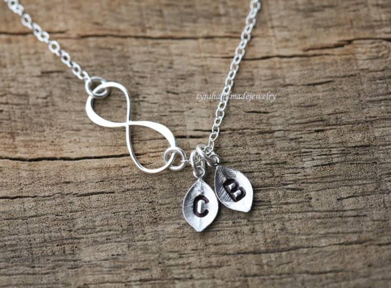 Personalisierte Infinity Halskette, Benutzerdefinierte Erste Blatt Hand Gestempelt Monogramme, Paar Beste Freunde Geschenk, Valentinstag von tyrahandmadejewelry