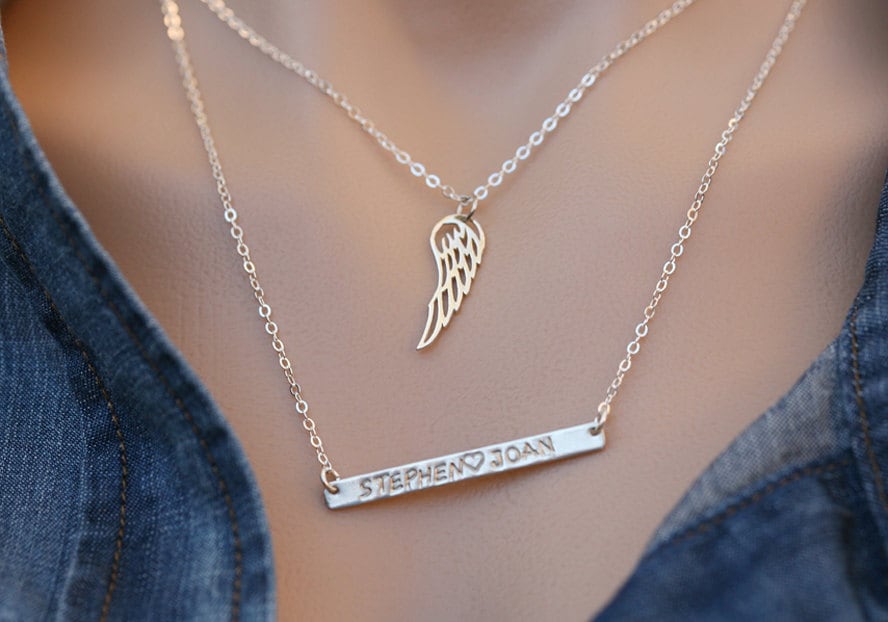 Personalisierte Lange Bar Engel Flügel Halskette, Silber Gold, Speicher Flügel, Glück Benutzerdefinierte Namen Bar, Dünne Erste Namensschild Personalisierte Lange Bar Engel Flügel Halskette, Silber Gold, Speicher Flügel, Glück Benutzerdefinierte Namen Bar, Dünne Erste Namensschild von tyrahandmadejewelry