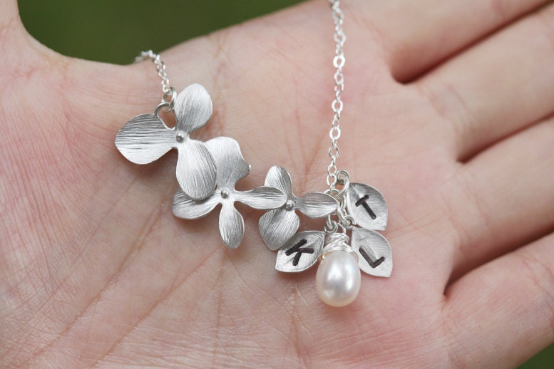 Personalisierte Orchidee Armband, Blatt Erste Blumenschmuck, Benutzerdefinierte Geburtsstein, Gestempelt Monogramm Tag, Blumenmädchen Geschenk Personalisierte Orchidee Armband, Blatt Erste Blumenschmuck, Benutzerdefinierte Geburtsstein, Gestempelt Monogramm Tag, Blumenmädchen Geschenk von tyrahandmadejewelry