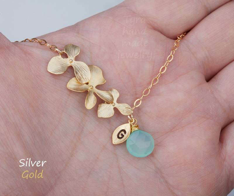 Personalisierte Orchidee Blume Armband, Benutzerdefinierte Geburtsstein, Gestempelt Erste Blatt, Blumenmädchen Geschenk, Hochzeit Schmuck Monogramm von tyrahandmadejewelry