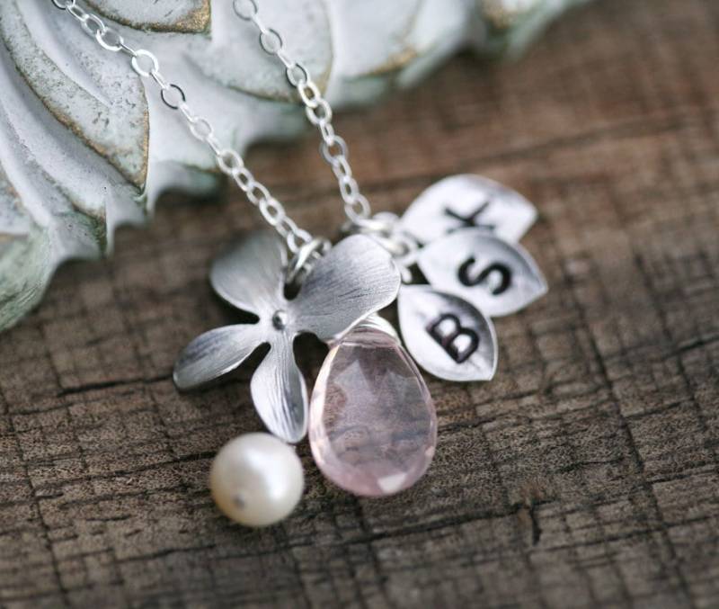 Personalisierte Orchidee Blume Halskette, Erste Gestempelt Monogramm Blatt, Benutzerdefinierte Geburtsstein, Brautjungfer Geschenk Personalisierte Orchidee Blume Halskette, Erste Gestempelt Monogramm Blatt, Benutzerdefinierte Geburtsstein, Brautjungfer Geschenk von tyrahandmadejewelry