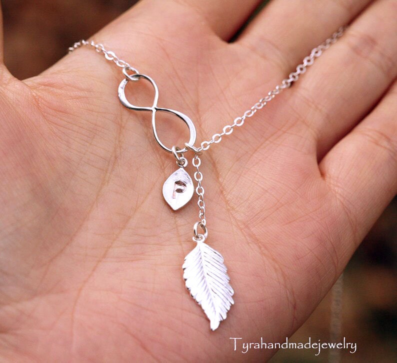 Personalisierte Silber Infinity Feder Halskette, Initialisierte Blatt Unendlichkeit, Lariat Brautjungfer Geschenke, Mutter Schmuck, Hand Gestempelt von tyrahandmadejewelry
