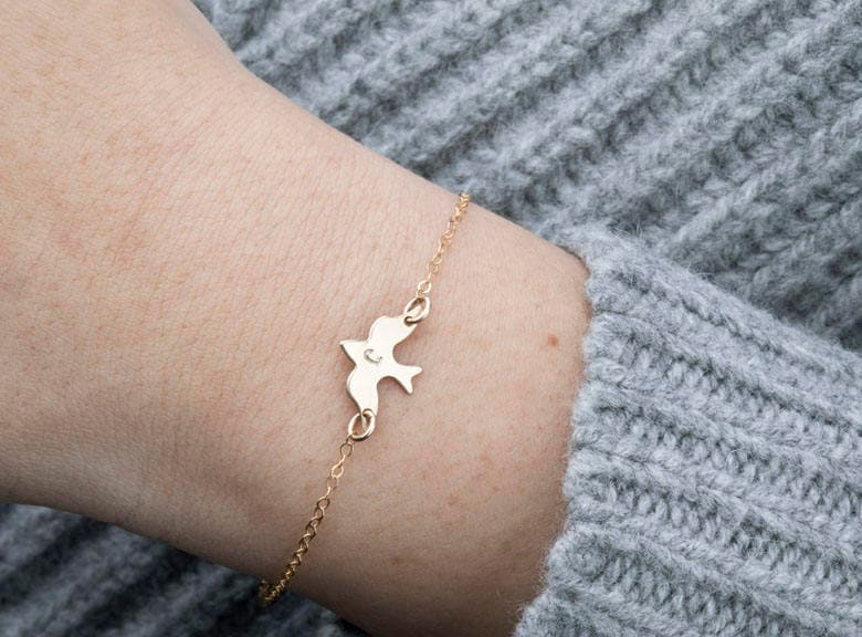 Personalisiertes Vogelarmband, Gestempeltes Erstarmband, Gold, Silber, Rosengold, Soar-Armband, Fliegendes Sparrow Jewerly, Abschlussgeschenk von tyrahandmadejewelry
